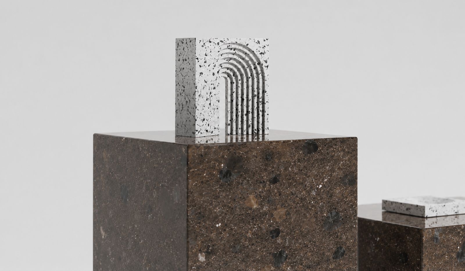 BASE — pedestal rectangular en terrazo espresso